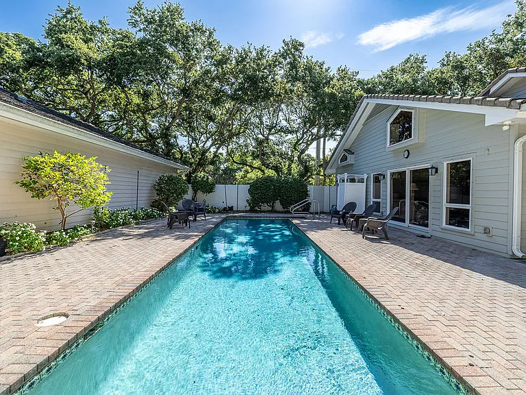 300 S Peppertree Dr — Photo 2