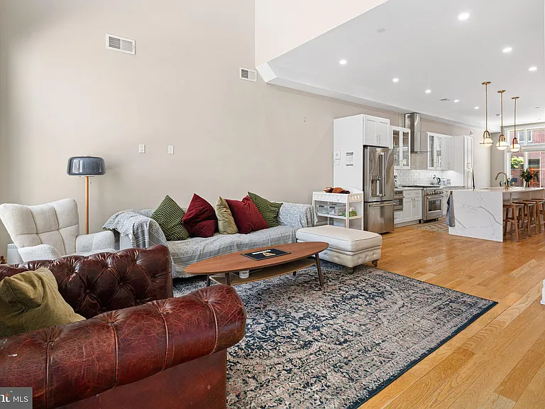 2525 Brown St — Photo 9
