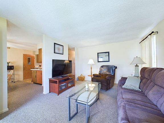 4th image of 2922 Chrysler Dr