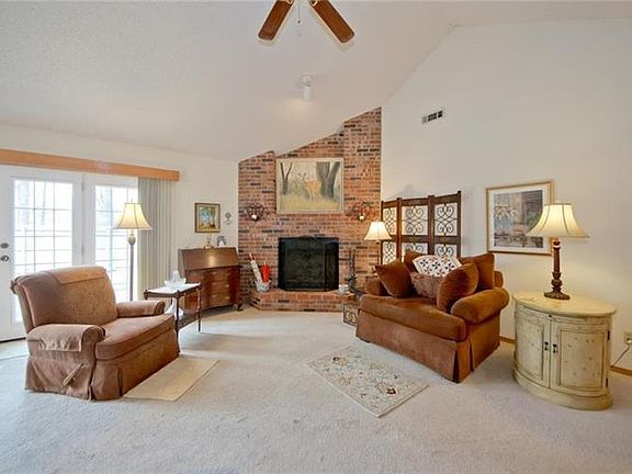 5th image of 2109 S Clover Dr
