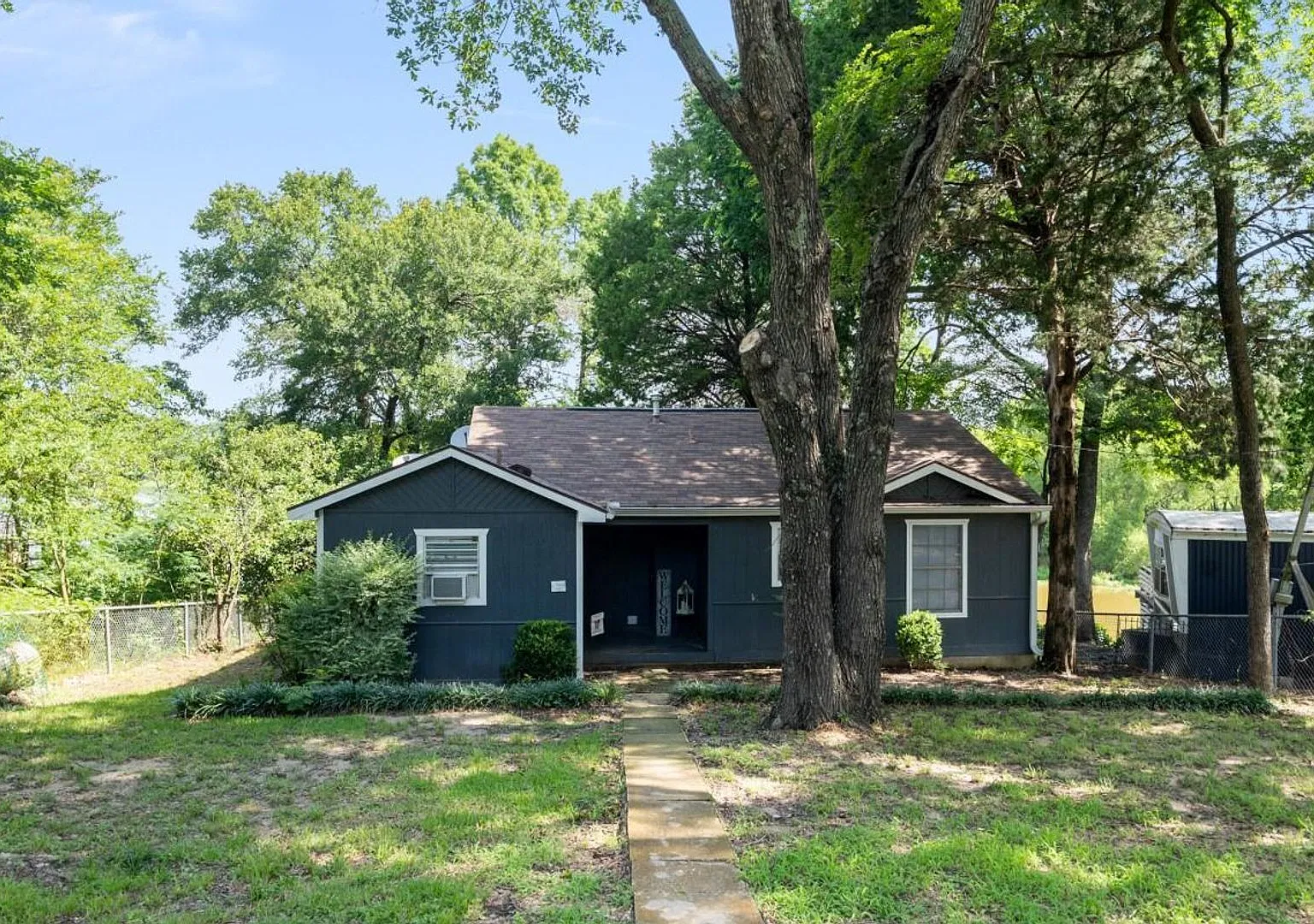 140 Lynn Creek Drive — Photo 1
