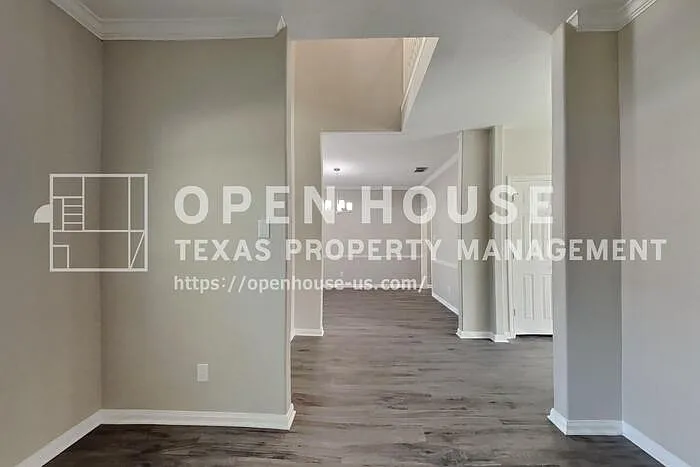 823 Portsmouth Dr — Photo 3