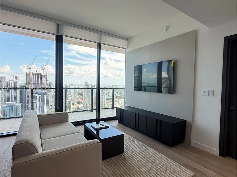 20 NE 11th St #5303 — Photo 9