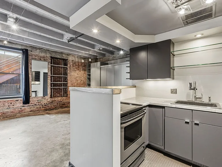 312 S 16th St #303 — Photo 1