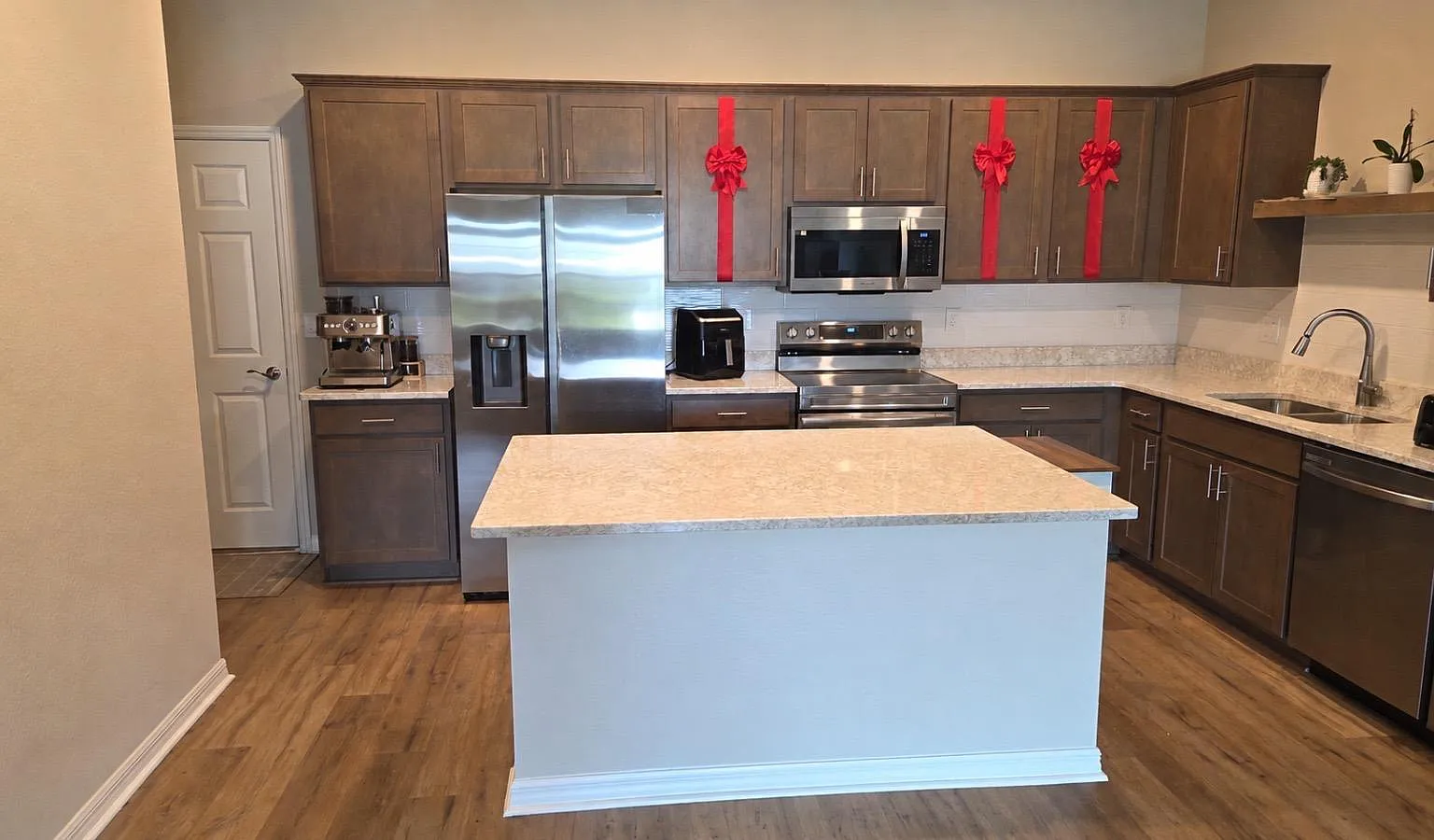 3 bed, 2.5 bath, 1705 sqft, $2,300 — Photo 4