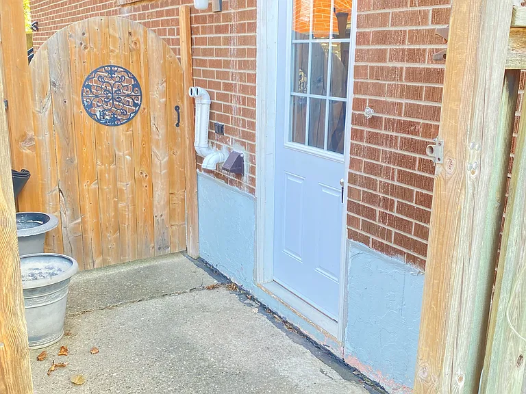 135 Bonham Blvd #BASEMENT — Photo 13