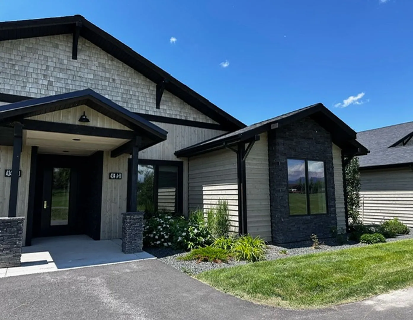 Black Bull Trail One Bedroom One Bathroom Space Available! — Photo 2