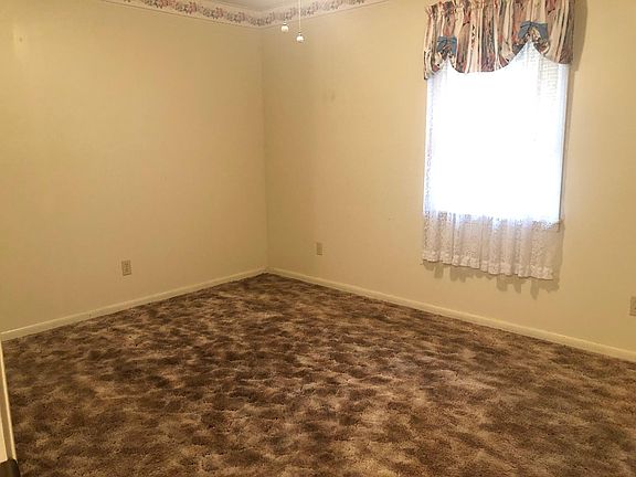 5th image of 135 Stacey Dr