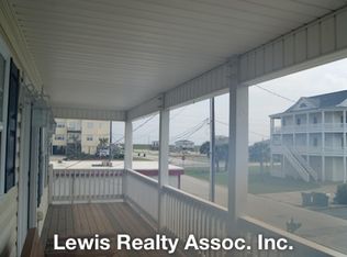 906 Broadway St, Surf City, NC 28445