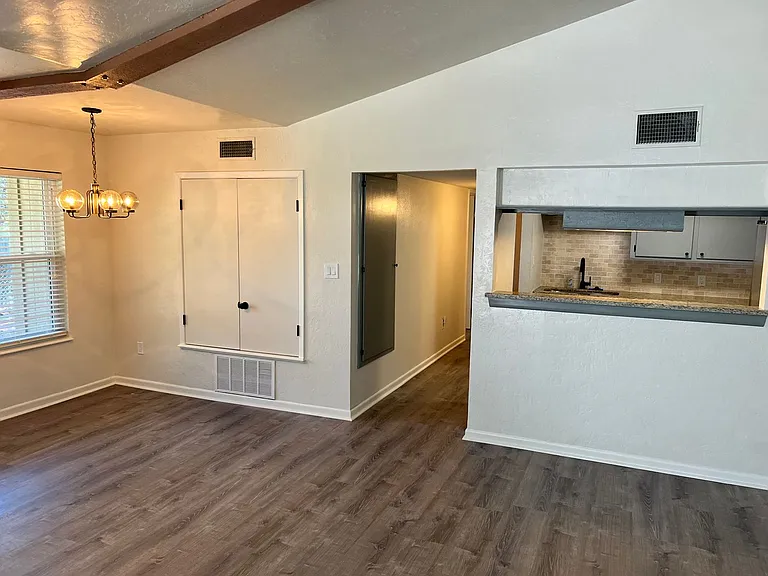304 Campbell St — Photo 10
