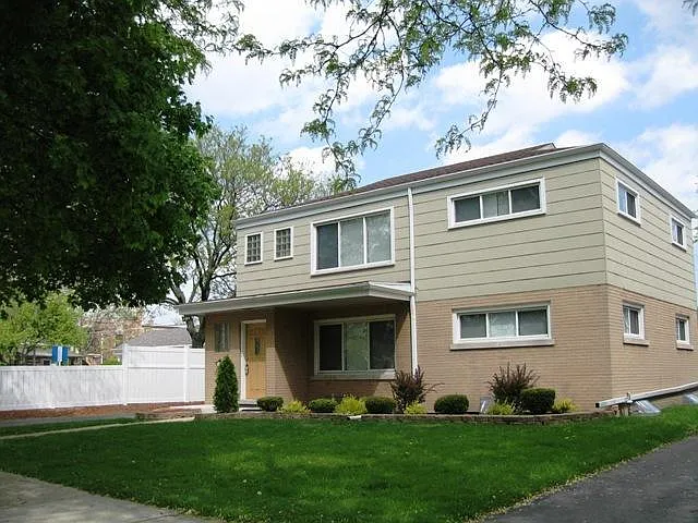 4501 Grand Ave — Photo 2