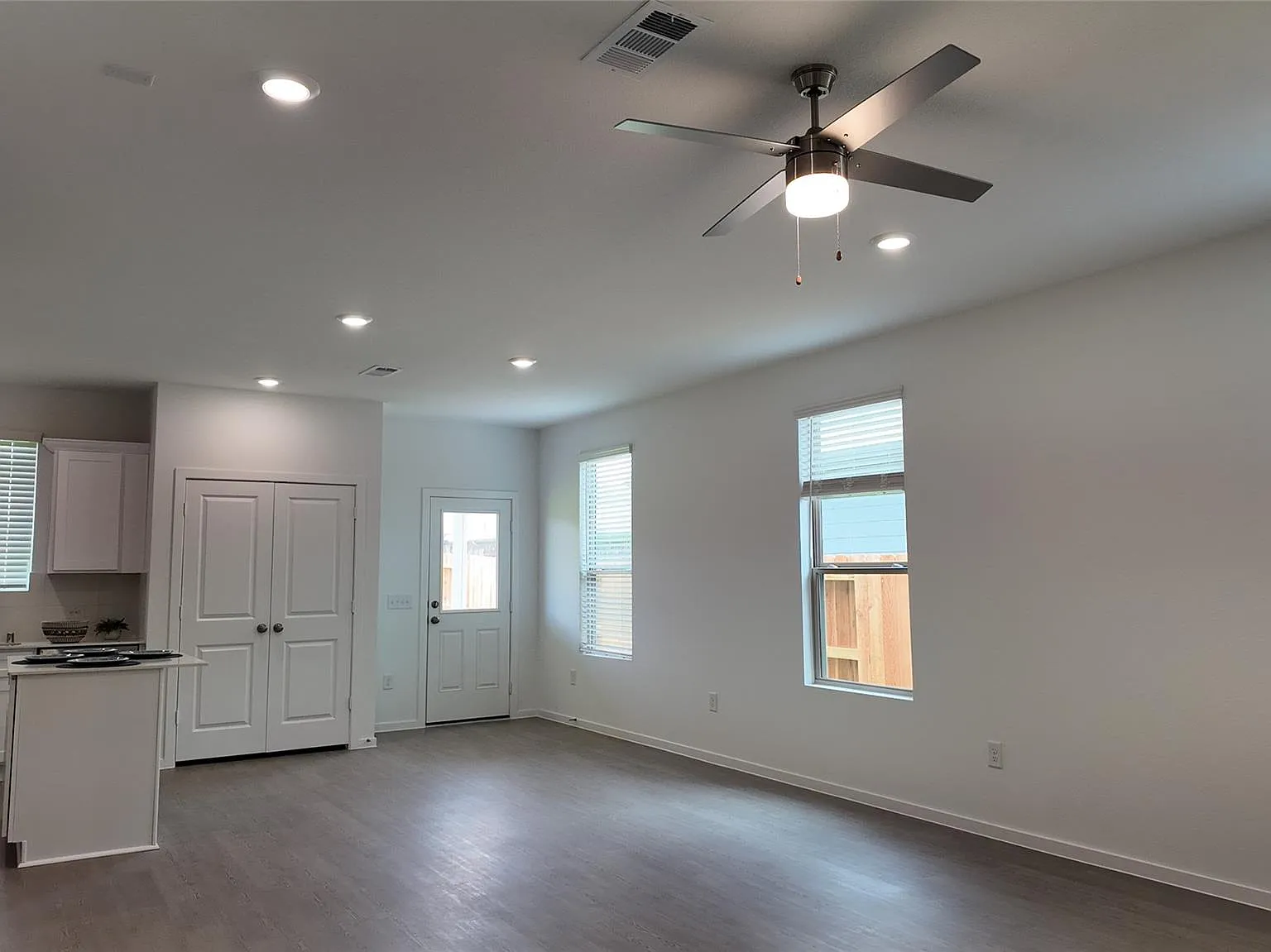 4 bed, 2.5 bath, 2466 sqft, $2,300 — Photo 4