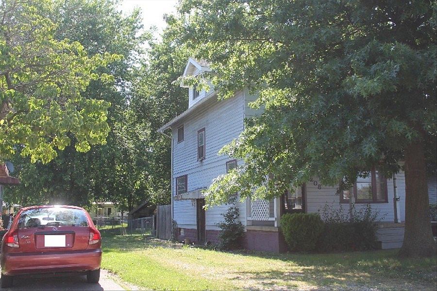 2nd image of 208 Maple St