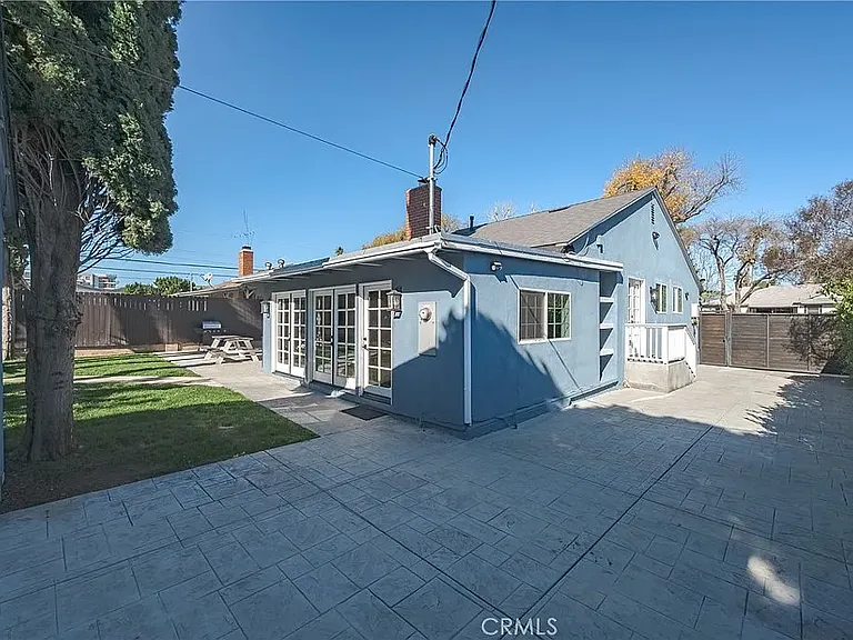 20852 Kittridge St — Photo 11