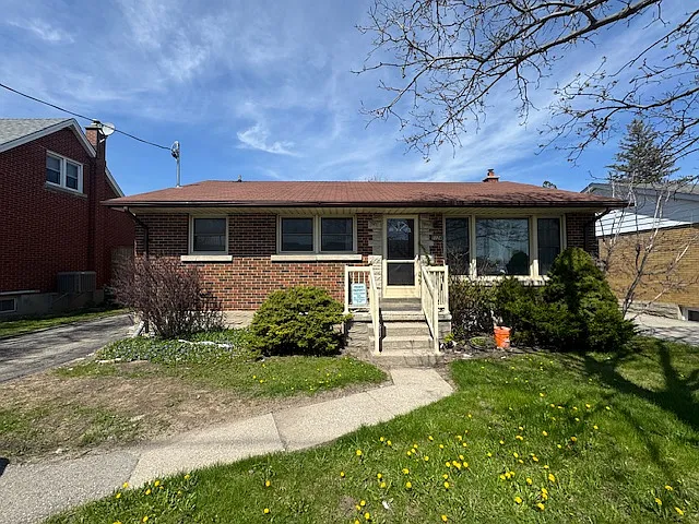 1124 Weber Street East Kitchener — Photo 1