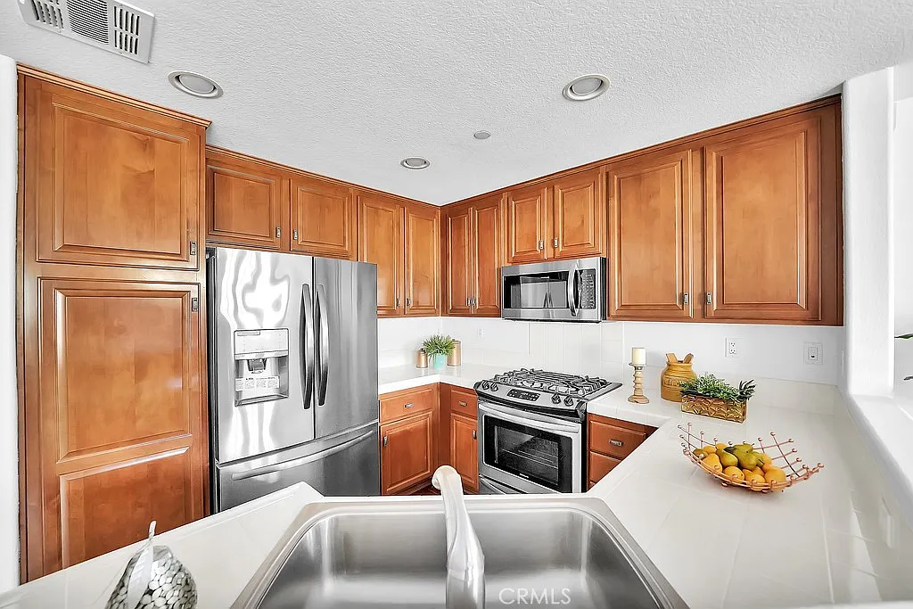 2 bed, 2.5 bath, 1180 sqft, $3,700 — Photo 2