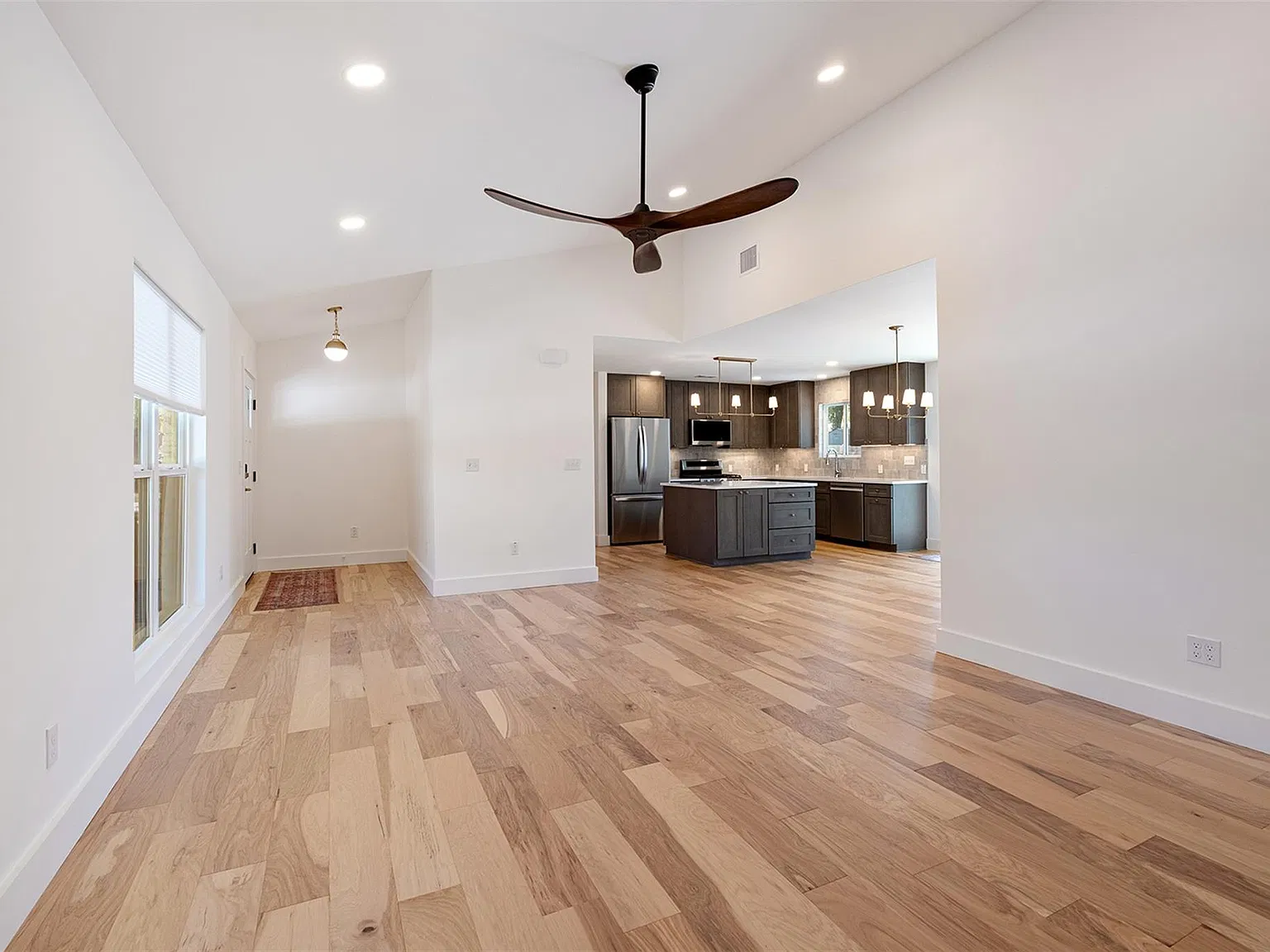 3 bed, 2.0 bath, 1407 sqft, $4,000 — Photo 4