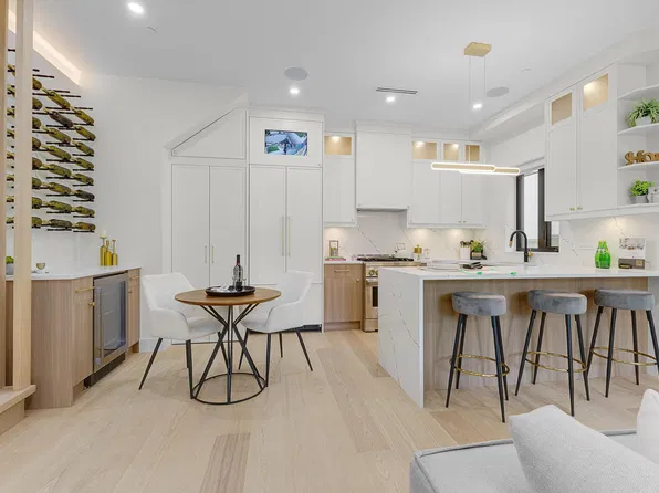 182 Ontario Pl #1, Vancouver, BC V5W 1S2