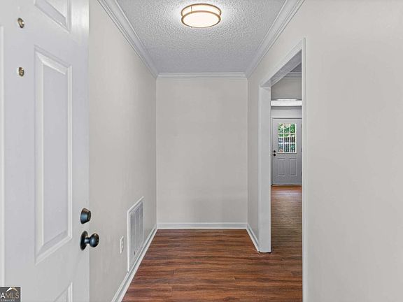 4th image of 300 Fairway Dr