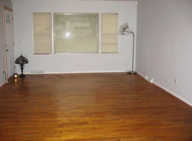 2nd image of 828 N Hickory St
