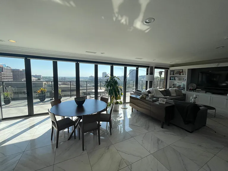 Plaza House — Photo 117