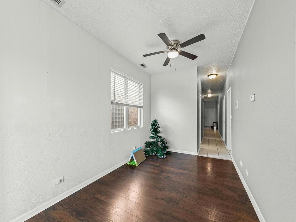 Dining area and hallway to enter the kitchen and bedrooms.