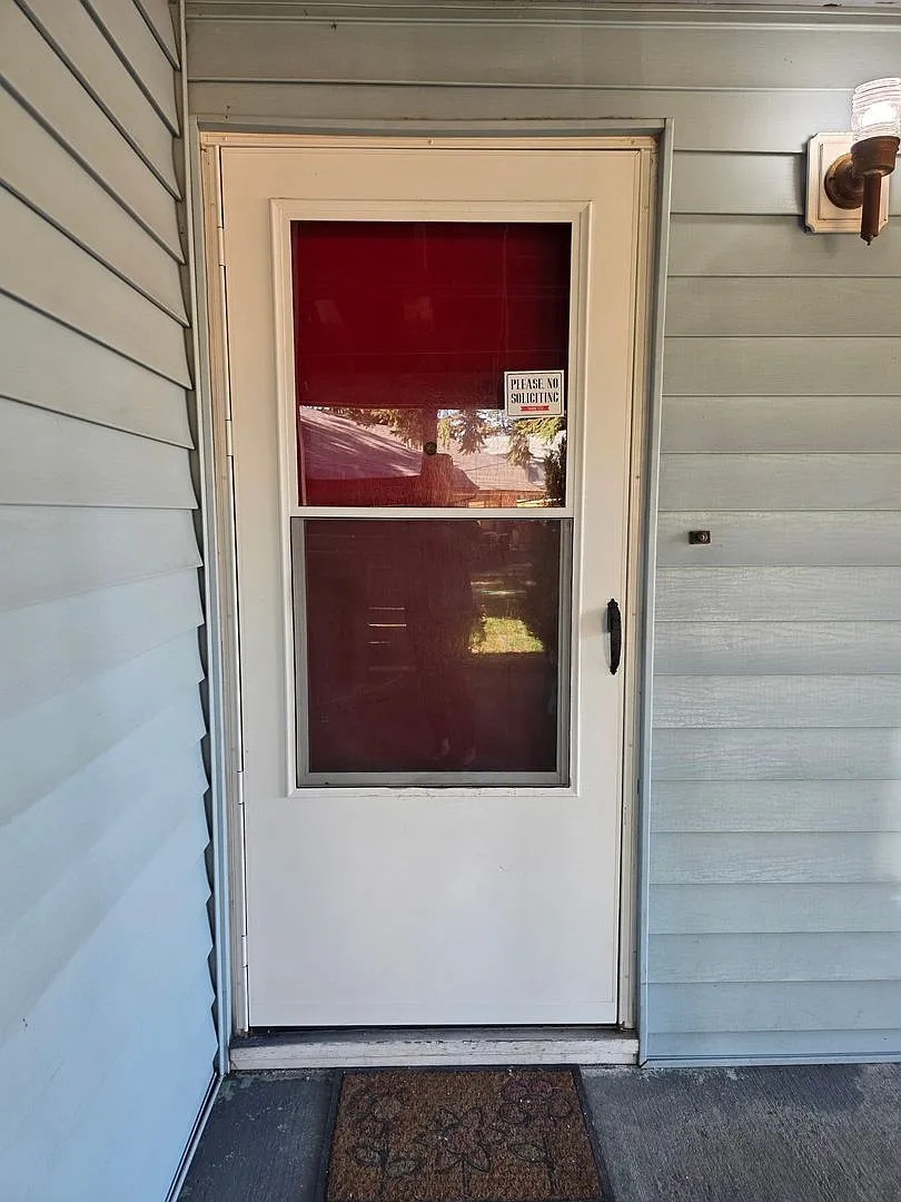 Burien/Manhatton area Rambler home for rent - 3 bedroom and 1 bath, fenced yard. Available Sept 2... — Photo 2