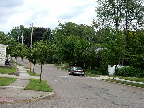 5th image of 2403 Edwin Ave
