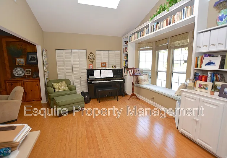 3104 Charlotte St — Photo 3