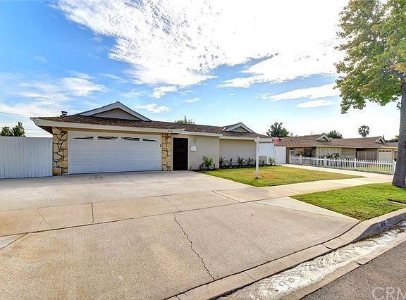 2nd image of 816 E Vista Del Playa Ave
