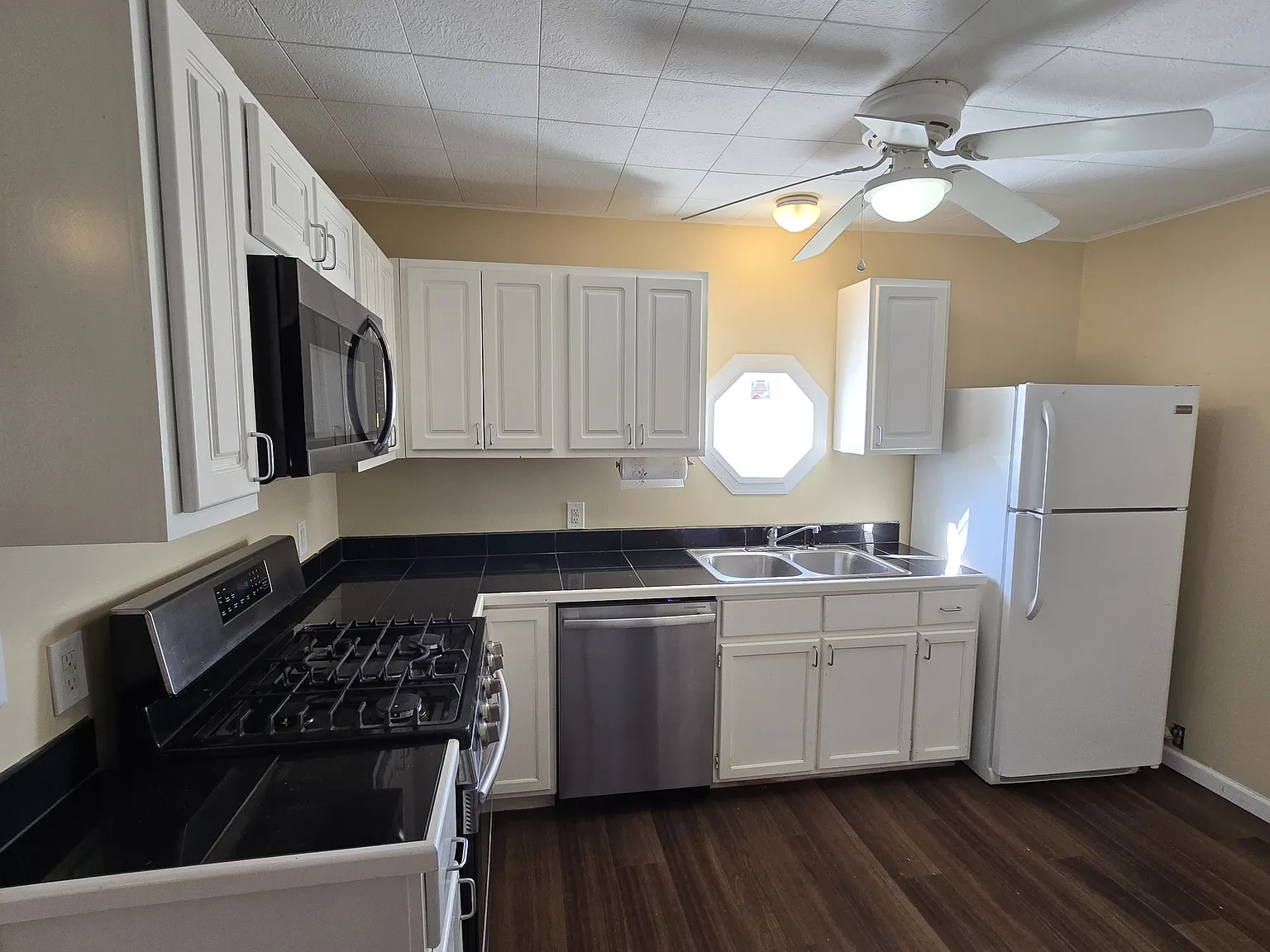2 bed, 800 sqft, $1,125 — Photo 2