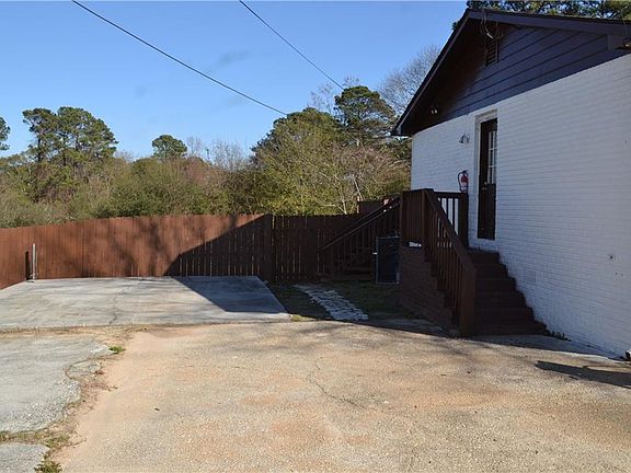 3rd image of 555 Lee Byrd Rd