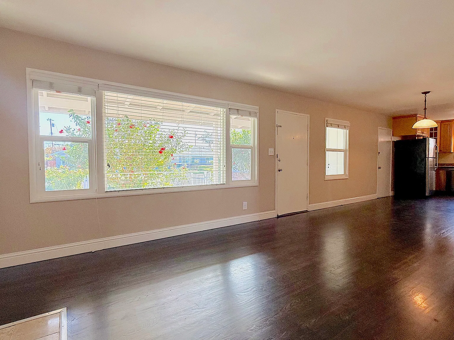 3 bed, 1078 sqft, $4,350 — Photo 3