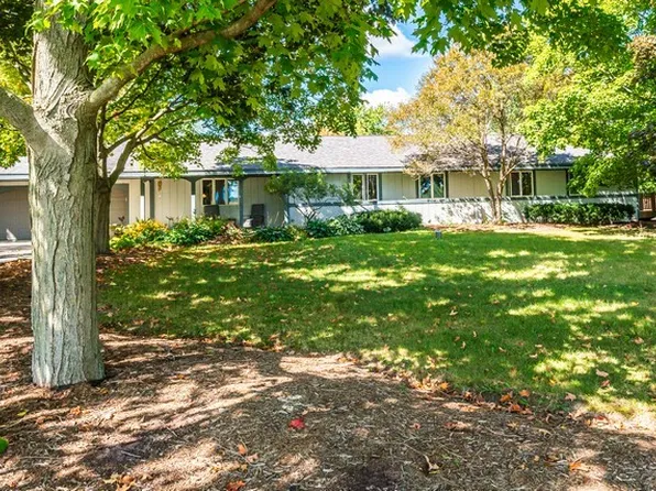 5213 Briarwood Rd, Woodstock, IL 60098