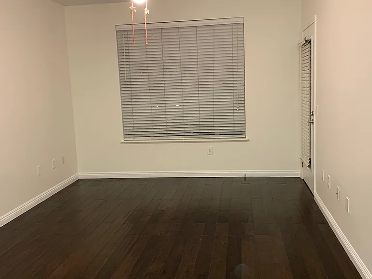 Living Room (Empty)
