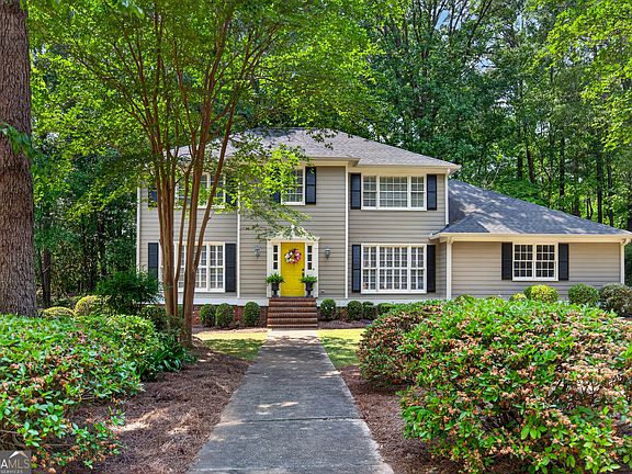 3rd image of 501 Ashford Cir