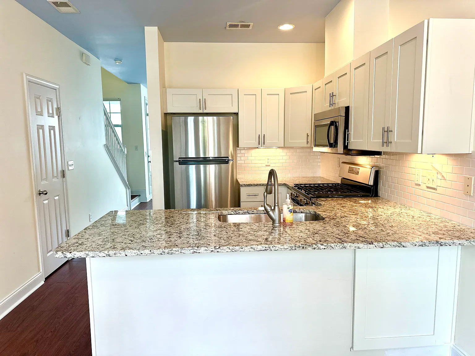 2 bed, 2.5 bath, 1128 sqft, $2,500 — Photo 2