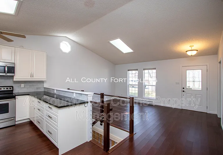 2730 Hanover Dr — Photo 8