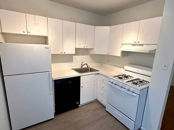 3rd image of 4415 Pershing Ave #520c0181f