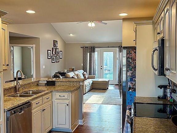 2nd image of 538 Weyworth Pl