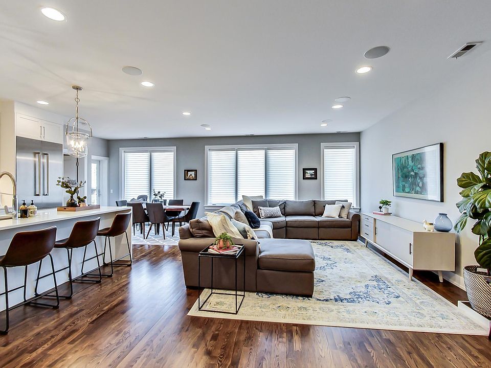1st image of 3914 N Damen Ave #202