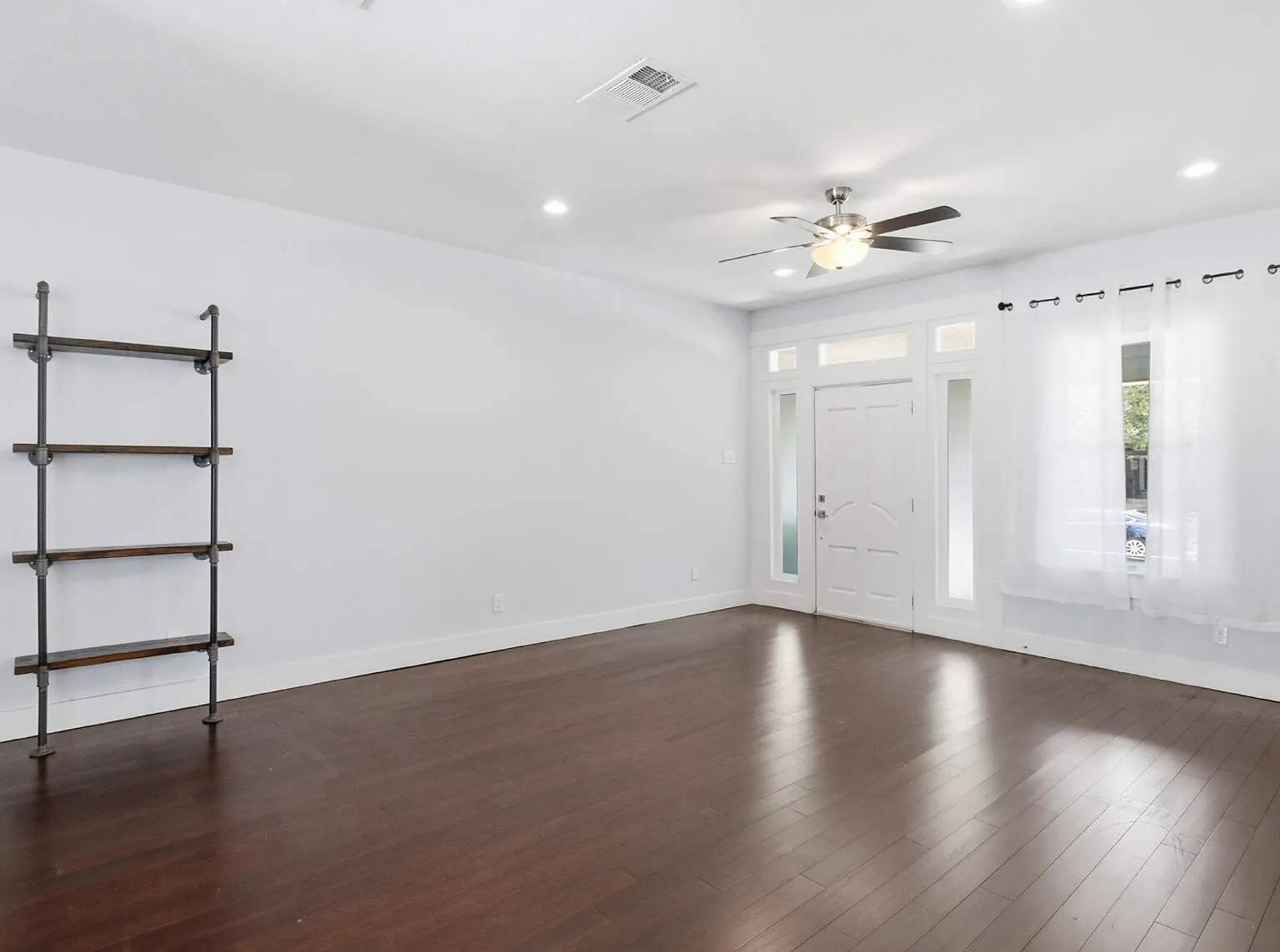 Updated 3 Bedroom Home with Modern Finishes Near Everything Downtown! — Photo 3