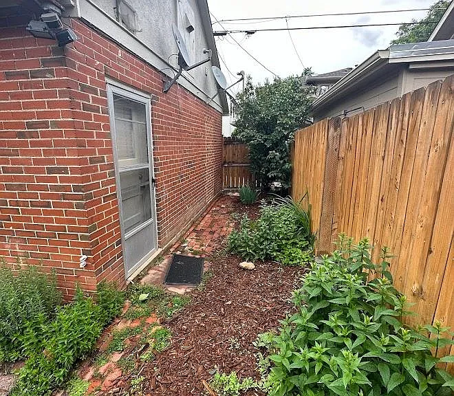 584 1/2 S Vine St — Photo 4