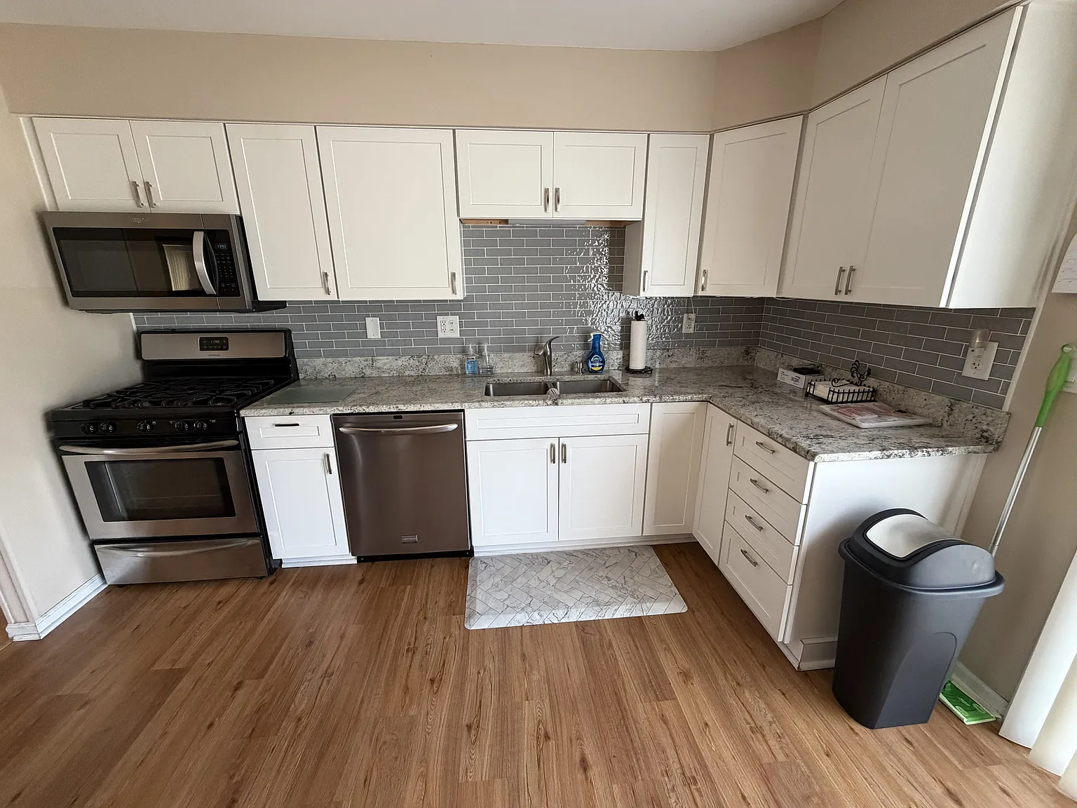 3 bed, 1050 sqft, $2,300 — Photo 2