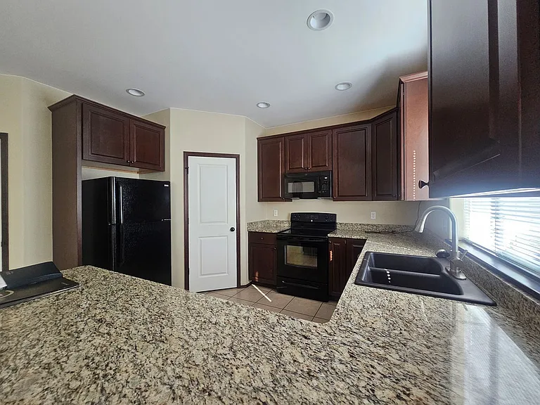 2606 N Columbia St — Photo 5