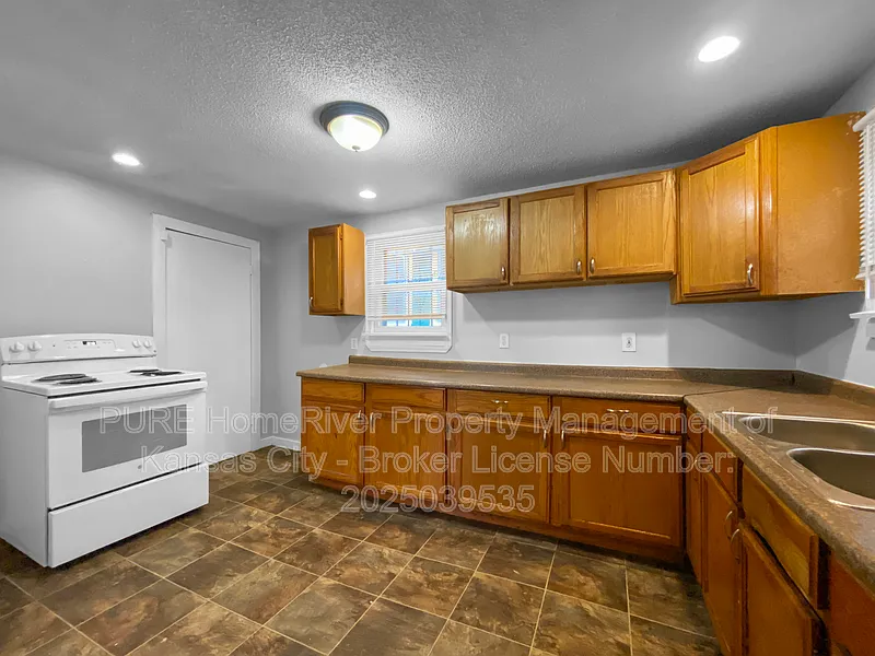 3 bed, 1.0 bath, 1509 sqft, $1,350 — Photo 2