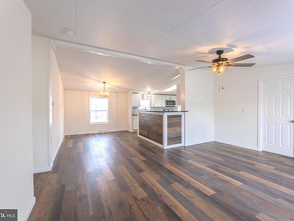5th image of 453 Royal Crest Dr