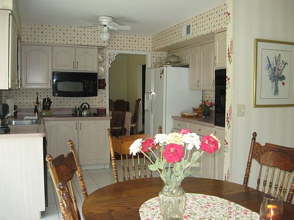 Good sized eat in kitchen
