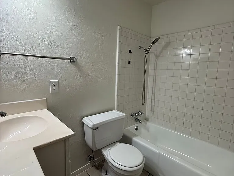 400 Johnson Dr — Photo 15
