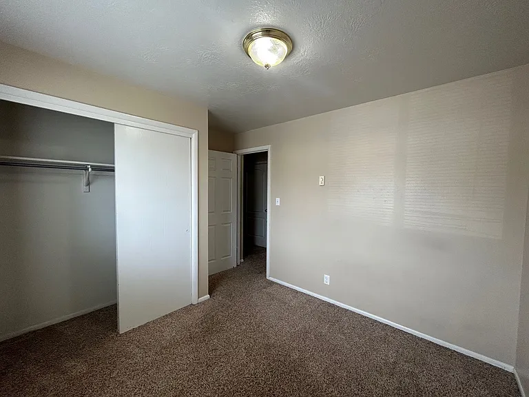 Main 819 S — Photo 10